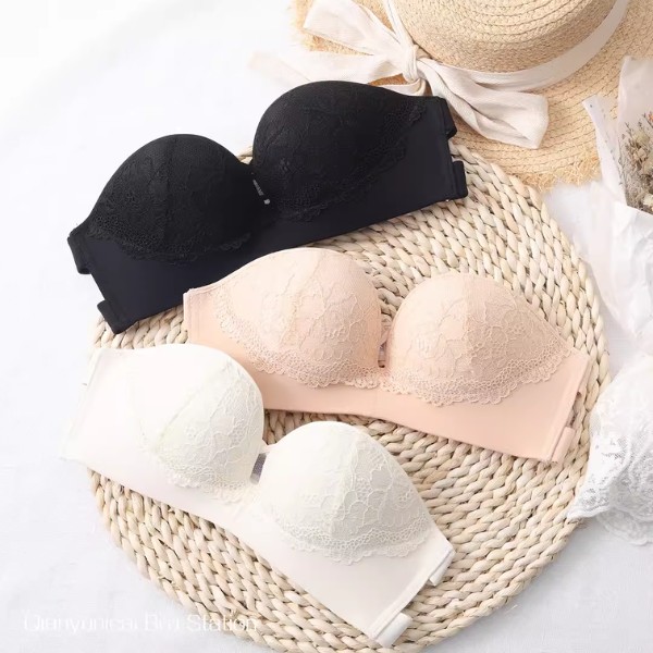 Áo lót quây ren không dây màu đen, be và trắng bày trên mặt cói cạnh mũ cói nữ